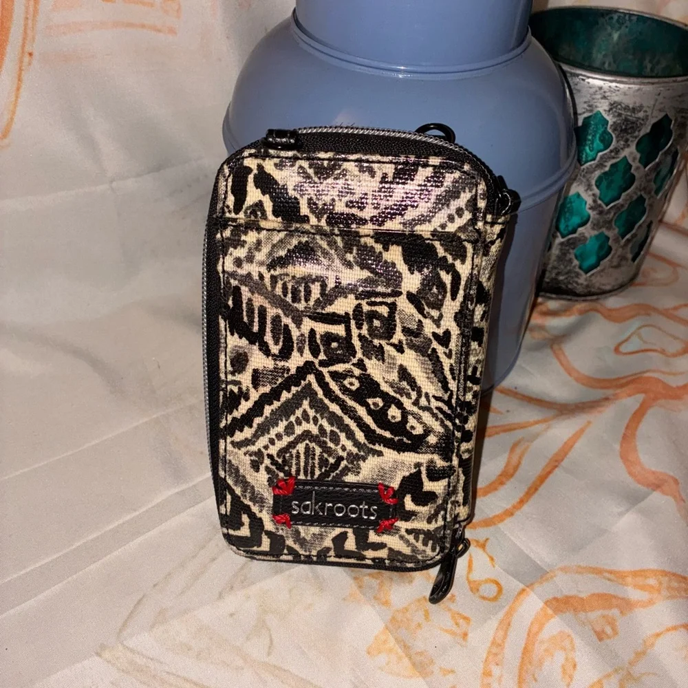 Sakroots Cream & Black Wallet Paired W/ a Cream Colored Backpack From Urban - Picture 8 of 12